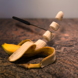 Eine Banane die schwebend geschnitten wird