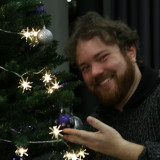 Gewinner des Christmas Present Tree mit seinem Baum